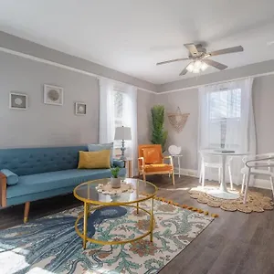 Serene Beachy With Large Screened Porch! Holiday home